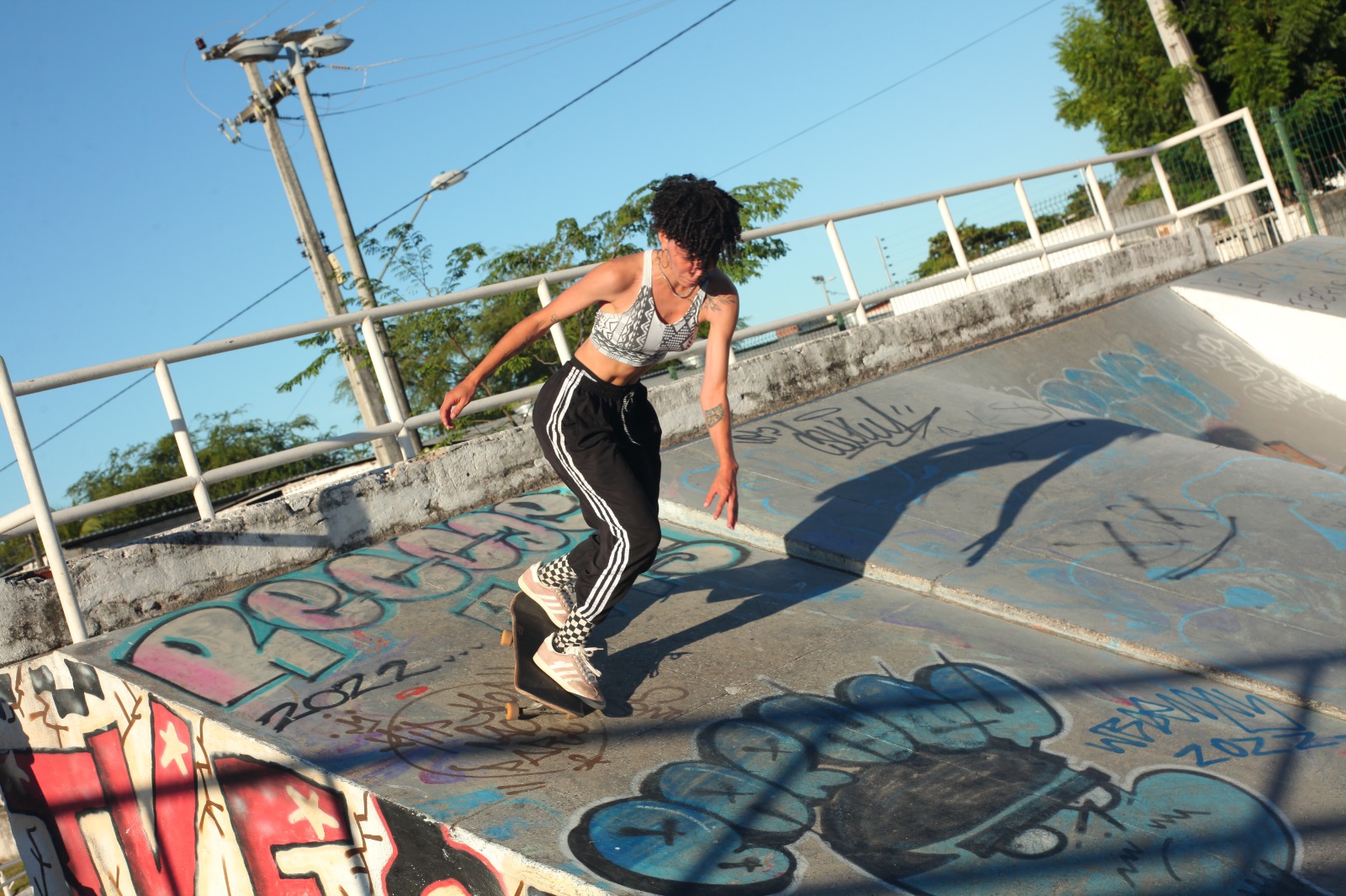 jovem fazendo manobra de skate 